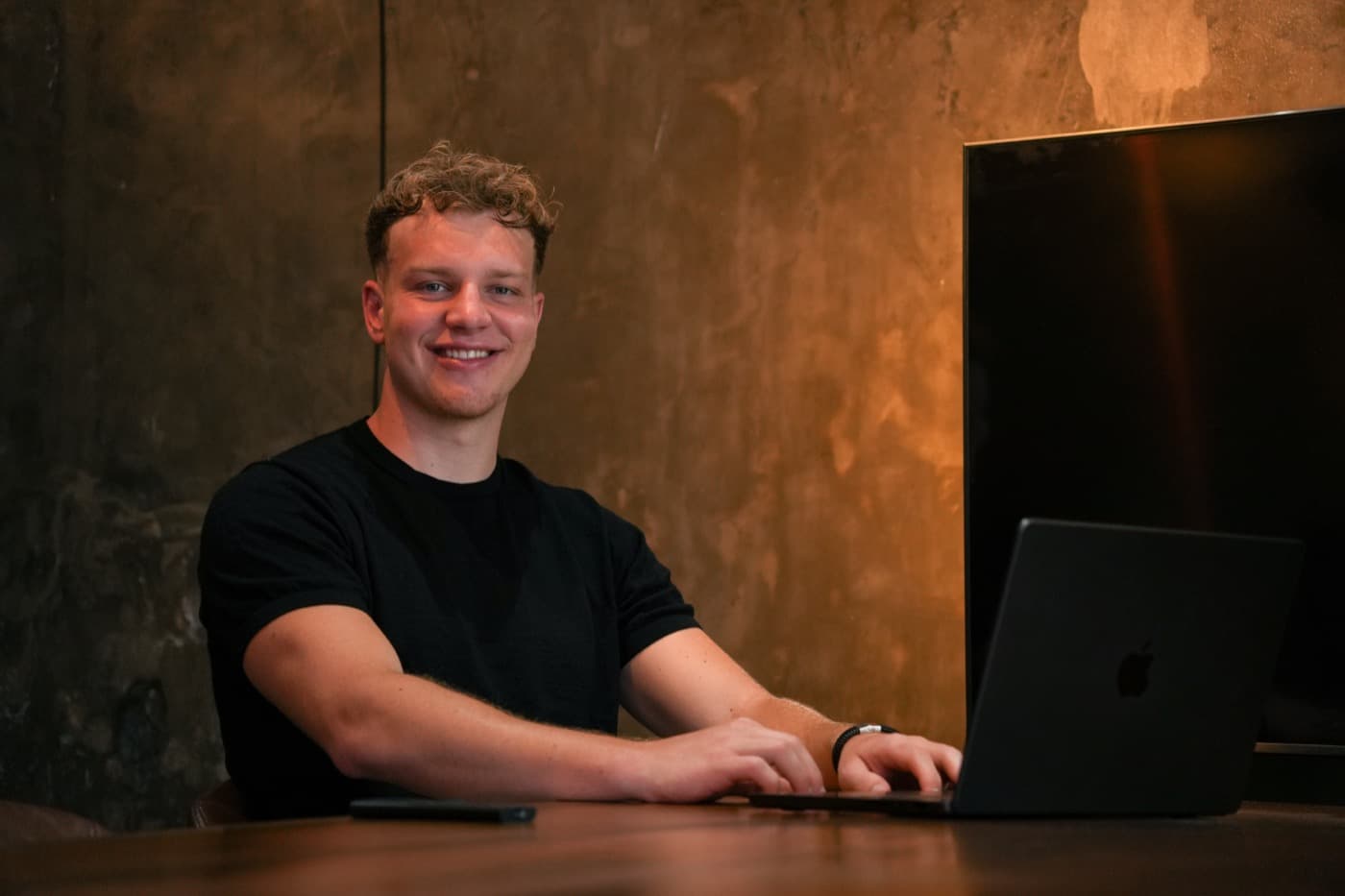 Julian Jager van AdHunt aan het werk